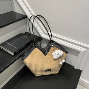 Sac fourre-tout en velours côtelé kaki et cuir noir avec pendentif nuage et bandoulière