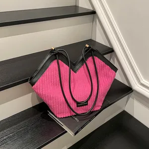 Sac fourre-tout en velours côtelé rose avec garnitures en cuir noir et pli en V