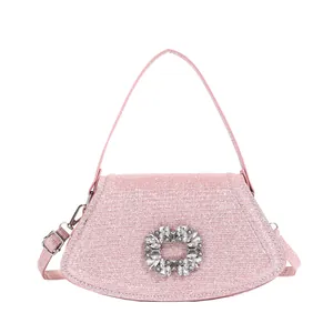 Sac à main rose pailleté avec une grande boucle en cristal et bandoulière