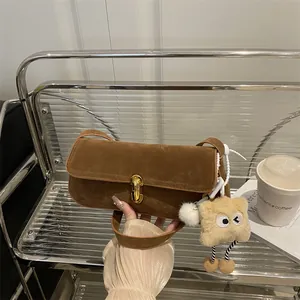 Dames Vintage Suède Schoudertas Franse Stijl Baguette Tas Met Metalen Gesp En Optionele Pluche Hanger
