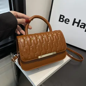 Borsa Quadrata Piccola da Donna in Pelle PU Trapuntata Con Manico Decorazione in Metallo Dorato Patta Borsa a Tracolla per Uso Quotidiano Regalo