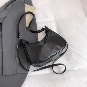 Sac sous le bras demi-lune noir en cuir ciré mat avec bandoulière réglable argentée