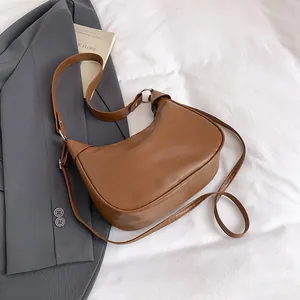 Sac hobo marron en cuir ciré avec bandoulière réglable et logo minimaliste embossé