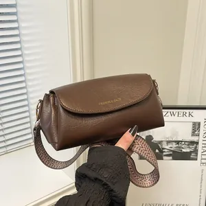 Borsa a Spalla in Pelle PU Vintage per Donna Tracolla Larga Intrecciata Borsa a Tracolla Tinta Unita Quadrata con Patta e Ciondolo