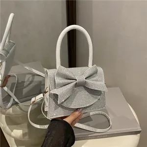 Sac de soirée argenté élégant avec nœud à paillettes et poignée blanche pour soirées