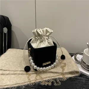 Borsa a tracolla box nera minimalista con manico in perle e catena metallica