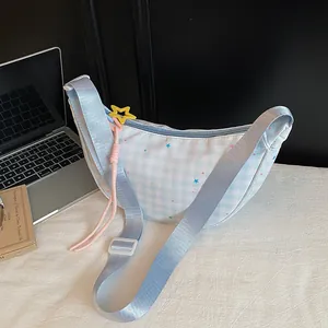 Bolso de media luna minimalista a cuadros azul claro con patrón de estrellas y correa ancha
