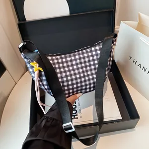 Bolso de media luna a cuadros con estampado de estrellas y correa ajustable negra