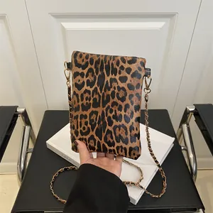 Borsa a tracolla alla moda con stampa leopardata, catena dorata e texture vellutata
