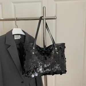 Elegante borsa tote con paillettes nere, paillettes tonde e rivetti dorati