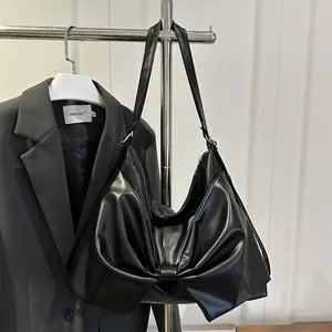 Minimalistische schwarze Hobo-Schultertasche mit großer Schleife aus glattem Kunstleder