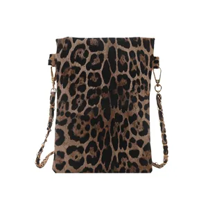 Borsa a tracolla verticale leopardata con catena dorata e tessuto testurizzato