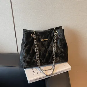 Grand sac cabas matelassé noir avec bandoulière chaîne dorée et motifs de losanges