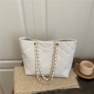 Minimalistische weiße Stepp-Tote-Bag mit goldenen Kettenriemen für den Alltag