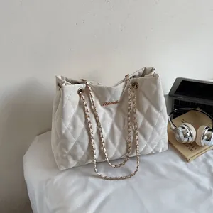 Sac fourre-tout matelassé beige élégant pour femme avec chaîne dorée et texture brillante