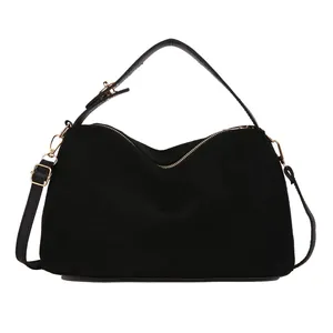 Grand sac à main élégant en daim noir avec fermeture éclair dorée et bandoulière