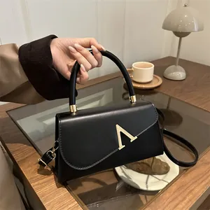 Luxus Damen PU-Leder Kleine Quadratische Tasche Mit Metall-V-Schnalle Vielseitige Umhängetasche Mode Handtasche Für Den Alltag Party