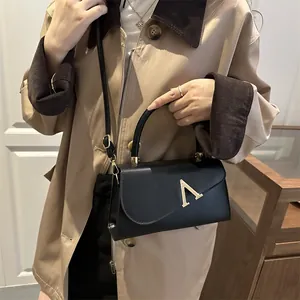 Elegante schwarze Umhängetasche aus Leder mit goldener Schnalle und Trageriemen