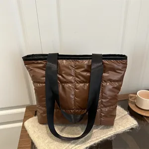 Braune gesteppte Nylon-Puffertasche mit schwarzen Trägern für Alltag und Freizeit