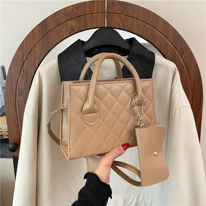 Sac à main matelassé chic en kaki avec porte-monnaie assorti et détails en métal doré
