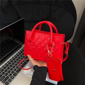 Sac à main matelassé rouge avec petit porte-monnaie et détails dorés élégants