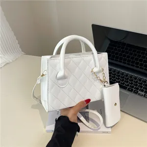 Sac fourre-tout matelassé blanc avec ferrures dorées et mini pochette assortie