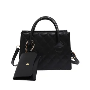 Sac à main noir matelassé à losanges avec poignées et petit porte-monnaie amovible