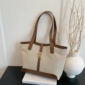 Grand sac fourre-tout tendance en tissu crème avec finitions en cuir marron et boucle dorée