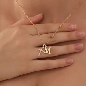 Goldene Halskette mit M-Buchstabe und Zirkonia-Kreuzanhänger aus Edelstahl für Damen