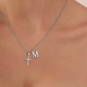 Halskette in Silber mit zirkonia-besetztem Kreuz und poliertem M-Buchstabenanhänger
