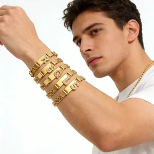 Makroaufnahme von 8mm goldfarbenem Gliederkettenarmband mit strassbesetzter Buchstabenplatte