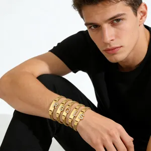 Details eines goldenen Edelstahl-Gliederkettenarmbands mit personalisierten Strassbuchstaben