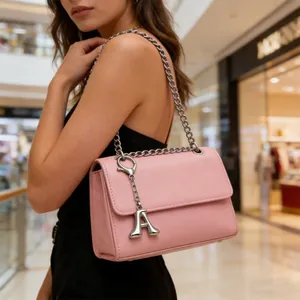 Borsa a spalla in pelle rosa con ciondolo a lettera A in argento e tracolla a catena
