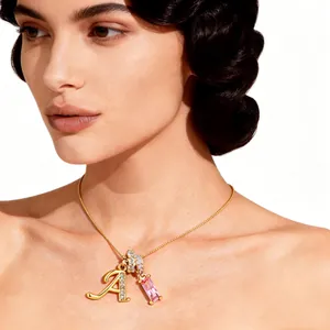 Collar dorado de lujo con colgante letra A, circón rosa y cristales brillantes