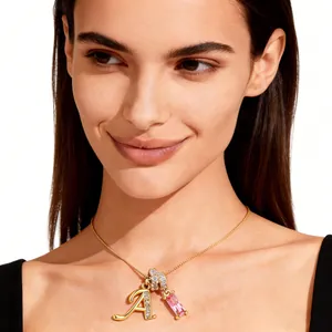Collar dorado con colgante letra A y gema rosa rectangular en cadena tipo O