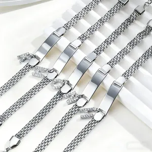 Detail silberner Mesh-Armbänder mit polierten ID-Schildern und Kristall-Buchstabenanhängern