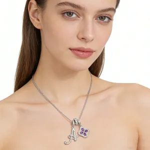 Silberne Kette mit Buchstaben A und lila Zirkon-Kleeblatt-Anhänger am Model