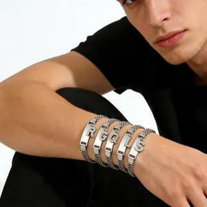 Lot de 5 bracelets en maille acier inoxydable argenté avec pendentifs lettres strass
