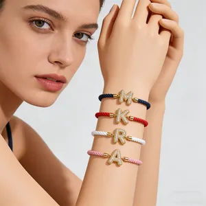 Bunte gewebte Seilarmbänder mit Mikro-Zirkon Kupfer Alphabet Anhängern A bis Z