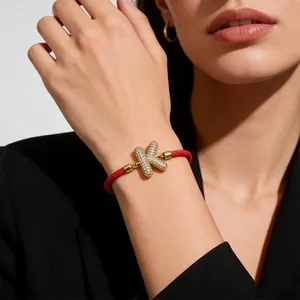 Verstellbares rotes geflochtenes Armband mit goldfarbenem Mikropave-Zirkonia-Buchstaben K