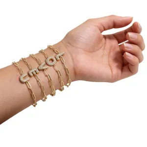 Gouden paperclip ketting armbandenset met fonkelende zirkonia alfabet letters hangers