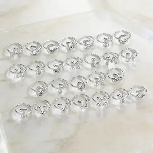 Πλέγμα 26 ασημένιων δαχτυλιδιών με 3D γράμματα φυσαλίδας από το Α έως το Ω σε μάρμαρο