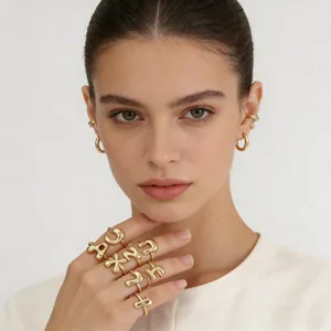 Gouden gepersonaliseerde ringen met beginletters en een gepolijste metalen afwerking