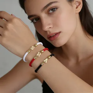 Minimalistische geflochtene Armbänder mit goldenen Buchstabenanhängern in Rot und Schwarz