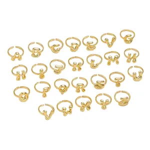 Set van 26 gouden bubble letter ringen met 3D initialen en verstelbaar ontwerp