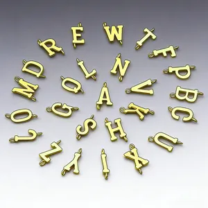 Makroaufnahme von 26 goldenen Buchstabenanhängern aus Titanstahl für DIY-Schmucksets