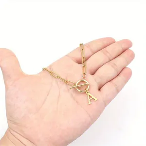 Goldene Büroklammerkette mit OT-Verschluss und Großbuchstaben-A-Anhänger