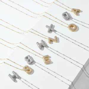 Halskette mit Zirkonia-Buchstabenanhänger in Gold und Silber auf Satellitenkette