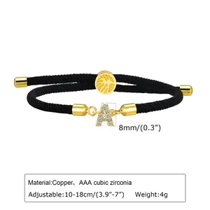 Détail macro de la lettre A en zircone sur un bracelet cordon noir ajustable