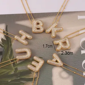 Detailaufnahme der Gold-Buchstabenanhänger mit Zirkonia-Besatz und 1,7x2,3cm Maßen